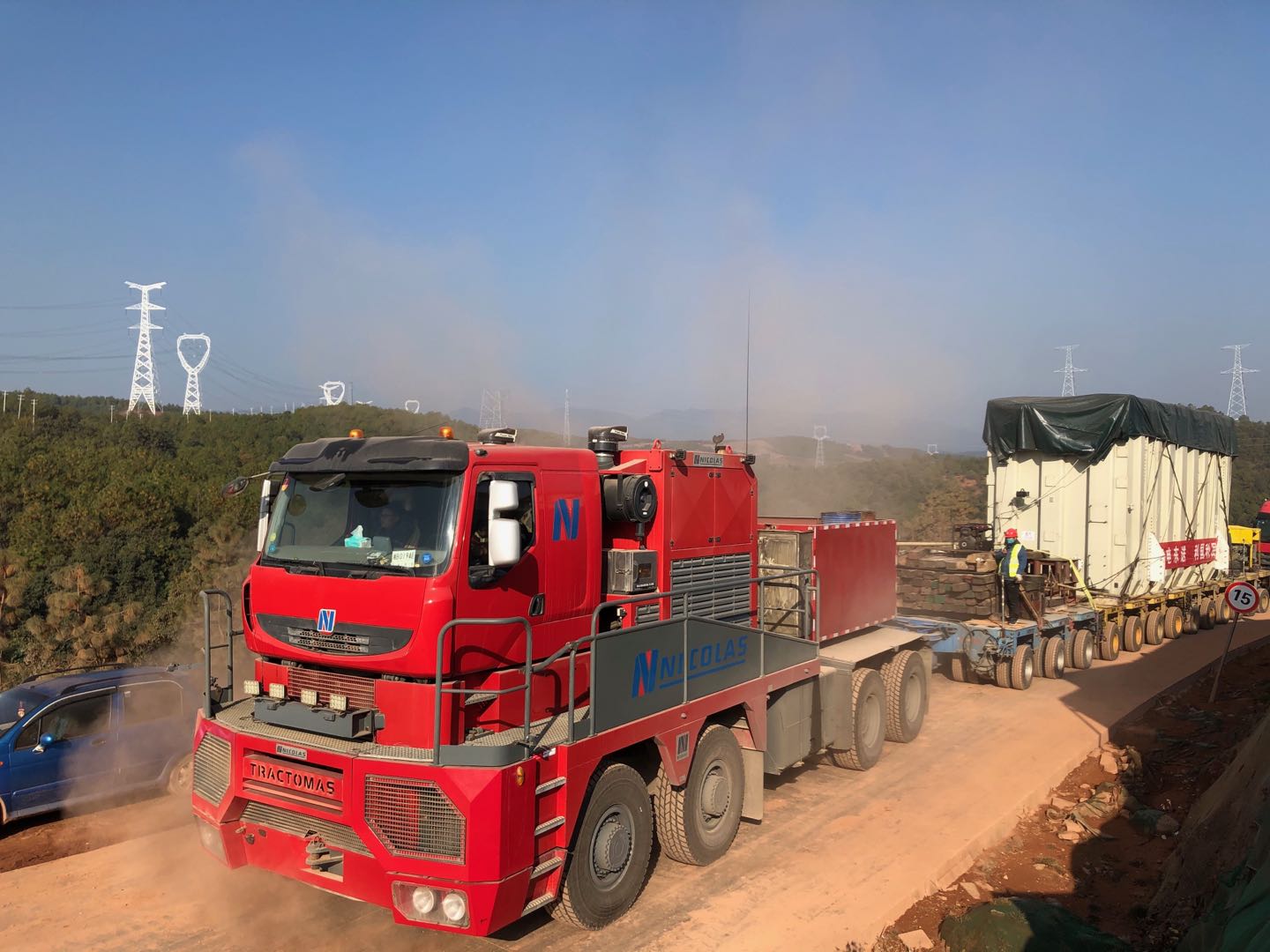 First converter transformer of Wudongde  Kunbei Converter Station was transported into station